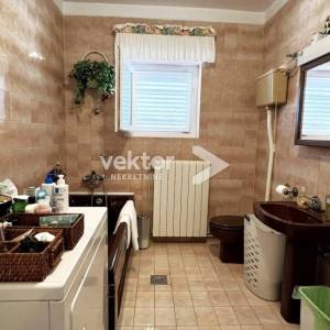 Dramalj, prostrana kuća s velikom okućnicom i pogledom na more