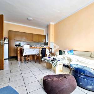 Drenova, obiteljska kuća sa dva stana i garažom