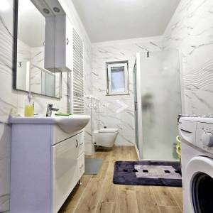 Drenova, obiteljska kuća sa dva stana i garažom