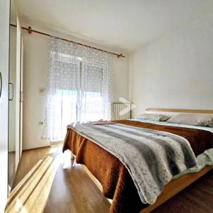 Drenova, obiteljska kuća sa dva stana i garažom