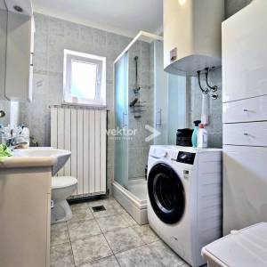 Drenova, obiteljska kuća sa dva stana i garažom