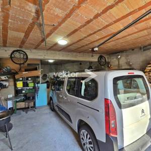 Drenova, obiteljska kuća sa dva stana i garažom