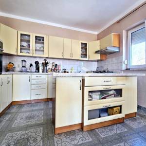 Drenova, obiteljska kuća sa dva stana i garažom