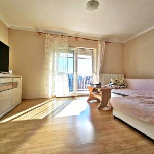 Drenova, obiteljska kuća sa dva stana i garažom