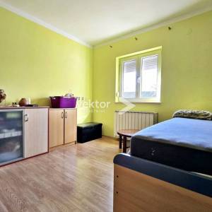 Drenova, obiteljska kuća sa dva stana i garažom