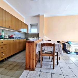 Drenova, obiteljska kuća sa dva stana i garažom