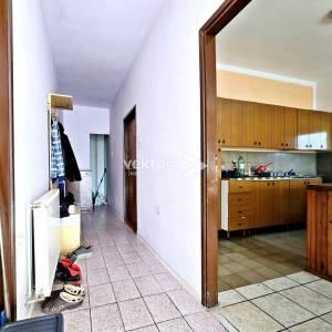 Drenova, obiteljska kuća sa dva stana i garažom