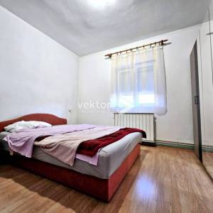 Drenova, obiteljska kuća sa dva stana i garažom