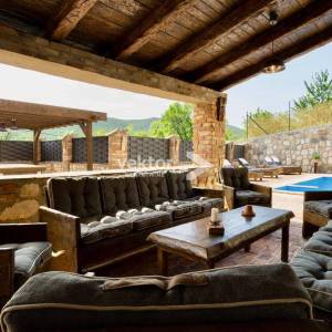 Drivenik, kamena kuća s bazenom 