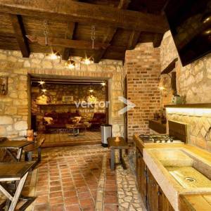 Drivenik, kamena kuća s bazenom 