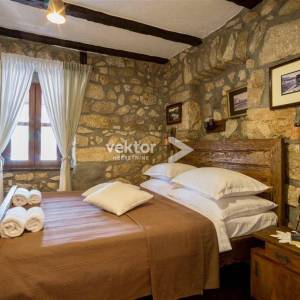 Drivenik, kamena kuća s bazenom 