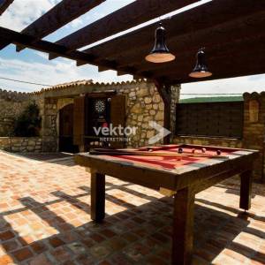 Drivenik, kamena kuća s bazenom 