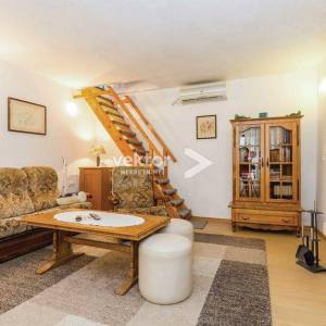 Drivenik, kuća s lijepom okućnicom, iznajmljivanje