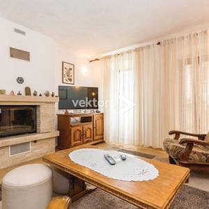 Drivenik, kuća s lijepom okućnicom, iznajmljivanje