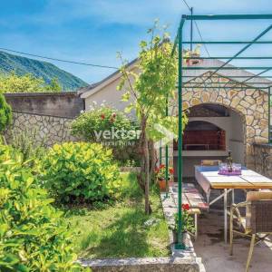 Drivenik, kuća s lijepom okućnicom, iznajmljivanje