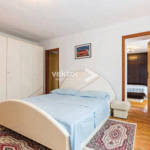 Drivenik, kuća s lijepom okućnicom, iznajmljivanje