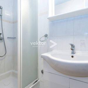 Drivenik, kuća s lijepom okućnicom, iznajmljivanje