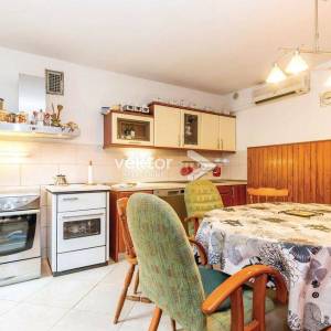 Drivenik, kuća s lijepom okućnicom, iznajmljivanje