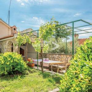 Drivenik, kuća s lijepom okućnicom, iznajmljivanje