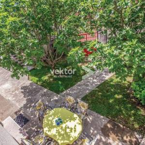 Drivenik, kuća s lijepom okućnicom, iznajmljivanje