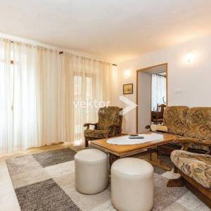 Drivenik, kuća s lijepom okućnicom, iznajmljivanje