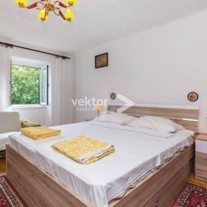 Drivenik, kuća s lijepom okućnicom, iznajmljivanje