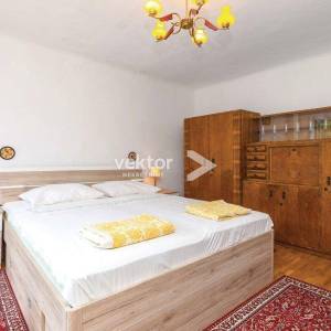 Drivenik, kuća s lijepom okućnicom, iznajmljivanje