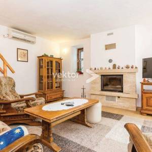 Drivenik, kuća s lijepom okućnicom, iznajmljivanje