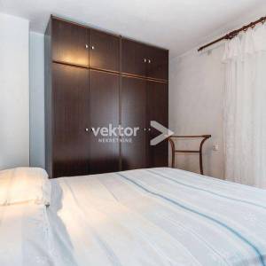 Drivenik, kuća s lijepom okućnicom, iznajmljivanje