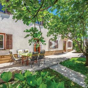 Drivenik, kuća s lijepom okućnicom, iznajmljivanje