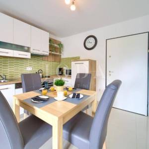 Dva moderna apartmana na izvrsnoj lokaciji blizu mora