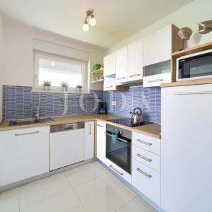 Dva moderna apartmana na izvrsnoj lokaciji blizu mora