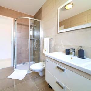 Dva moderna apartmana na izvrsnoj lokaciji blizu mora