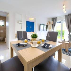 Dva moderna apartmana na izvrsnoj lokaciji blizu mora