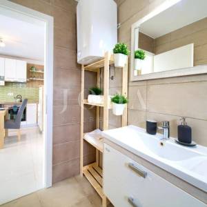 Dva moderna apartmana na izvrsnoj lokaciji blizu mora