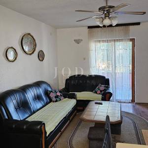 Dva stana sa parkingom u prizemlju obiteljske kuće,Labin okolica