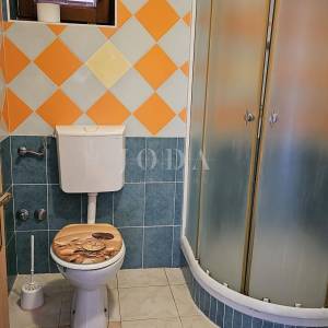 Dva stana sa parkingom u prizemlju obiteljske kuće,Labin okolica