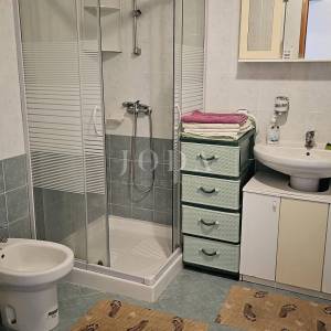 Dva stana sa parkingom u prizemlju obiteljske kuće,Labin okolica