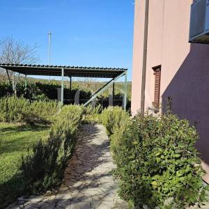 Dva stana sa parkingom u prizemlju obiteljske kuće,Labin okolica