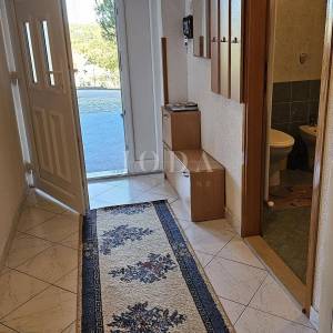 Dva stana sa parkingom u prizemlju obiteljske kuće,Labin okolica