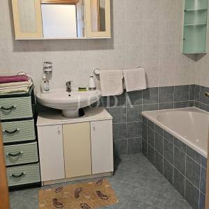 Dva stana sa parkingom u prizemlju obiteljske kuće,Labin okolica