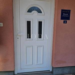 Dva stana sa parkingom u prizemlju obiteljske kuće,Labin okolica