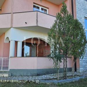 Dva stana sa parkingom u prizemlju obiteljske kuće,Labin okolica