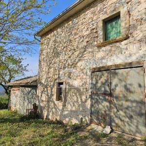 Dvije istarske kamene kuće s pogledom na zelenilo