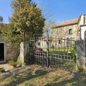 Dvije istarske kamene kuće s pogledom na zelenilo