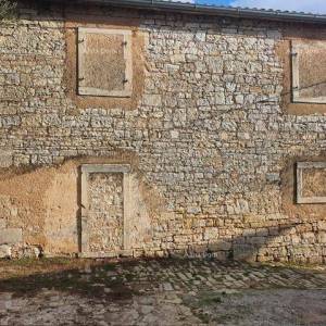 Dvije stare kamene kuce, Tinjan.