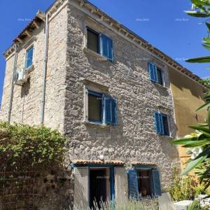 Dvojna , kamena, renovirana kuća sa bazenom , stara 300 godina.