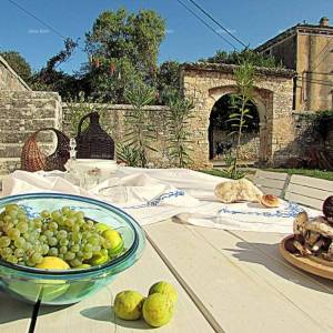 Dvojna , kamena, renovirana kuća sa bazenom , stara 300 godina.