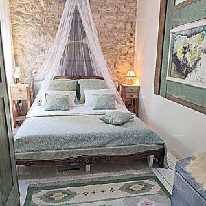 Dvojna , kamena, renovirana kuća sa bazenom , stara 300 godina.