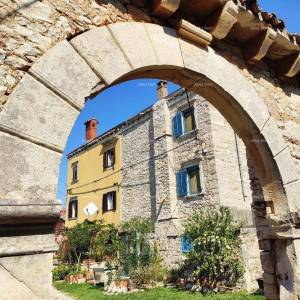 Dvojna , kamena, renovirana kuća sa bazenom , stara 300 godina.